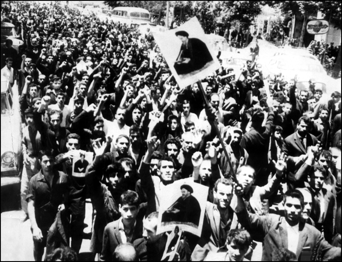 تصویری از اعتراض مردم ایران به دستگیری امام خمینی